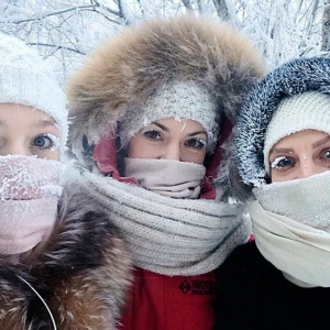 Anastasia Gruzdeva (esquerda) e amigas mostram cílios congelados pelo frio de cerca de - 50 º C na região de Yakutia, na Rússia, em foto de domingo (14) (Foto: sakhalife.ru photo via AP)