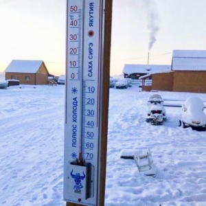 Um termômetro marca temperatura de 65 graus negativos na vila de Tomtor, ao leste de Yakutia, na Rússia, no domingo (14) (Foto: sakhalife.ru photo via AP)