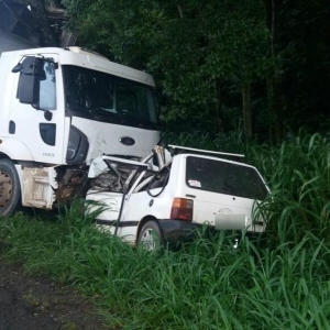 Um dos passageiros do carro chegou a ser socorrido, mas morreu a caminho do hospital (Foto: Tánosite/Divulgação)