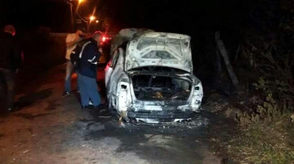 Carro incendiado (foto: Rede News 24 Horas)