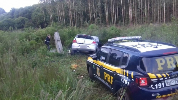 Uma pessoa morreu após a batida de um carro contra um poste, na BR-153 (Foto: Divulgação/PRF)