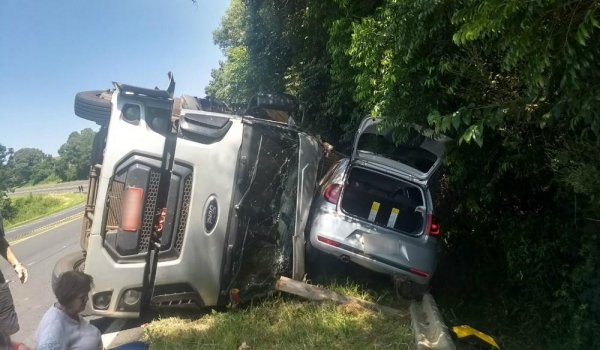 Caminhão bate contra carro após tombar e deixa feridos na BR-277 (Foto: Divulgação/PRF)