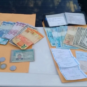 Com os presos, a polícia apreendeu quase R$ 3 mil e uma cadernata com os números do suposto bilhete premiado (Foto: Divulgação/Polícia Civil)