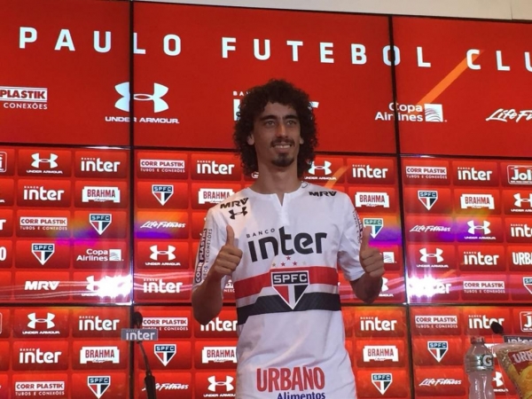 Raí apresenta Valdívia no São Paulo (Foto: Reprodução)