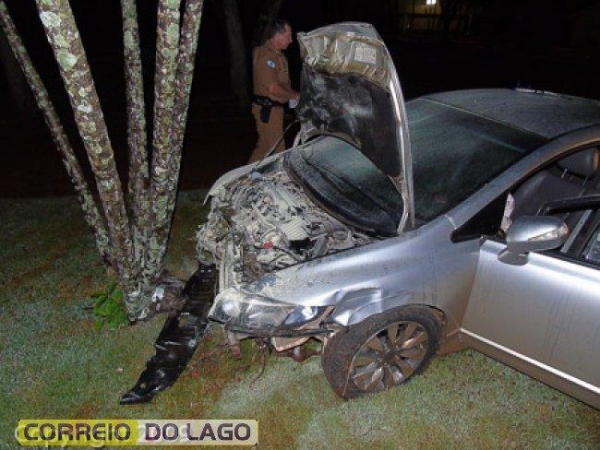 O veículo teve princípio de incêndio. (Foto: Correio do Lago)