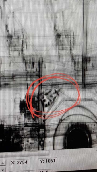 As carmas foram encontradas com a ajuda de um escâner, que identificou um fundo falso próximo ao motor (Foto: Receita Federal/Divulgação)