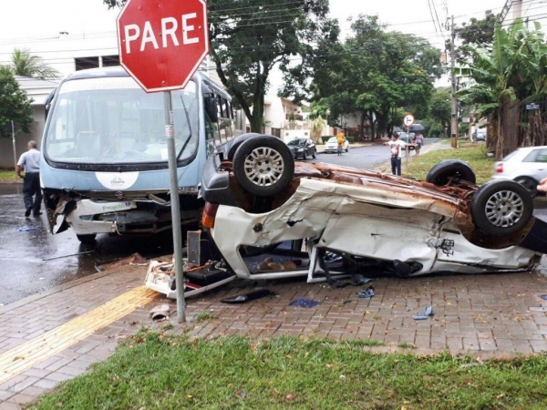 Com o impacto, o Uno capotou e parou sobre a calçada.(Foto: Divulgação)