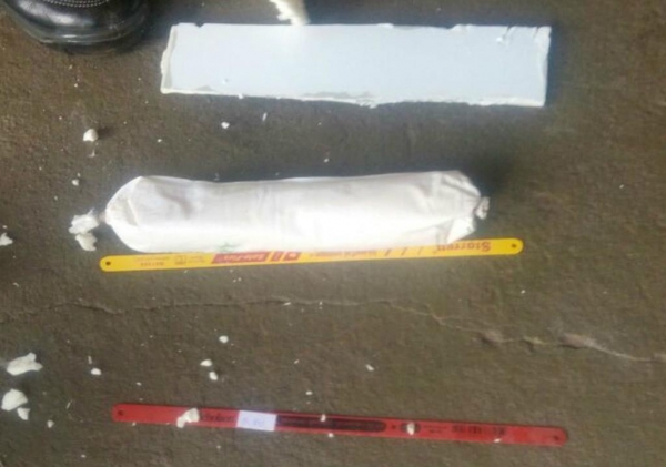 Os objetos, entre eles um detonador, estavam escondidos nas paredes da geladeira; os agentes desconfiaram da pintura recente e acabaram encontrando os objetos (Foto: Polícia Civil/Divulgação)