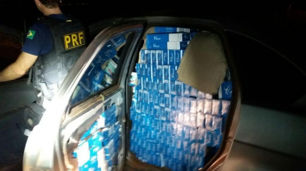 Suspeitos abandonaram os carros com 30 mil maços de cigarros após a fuga, em Santa Terezinha de Itaipu, segundo a PRF (Foto: Divulgação/PRF)
