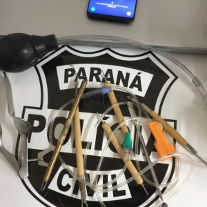Na casa do suspeito em Foz do Iguaçu, os policiais encontraram objetos que podem ser usados na prática de abortos (Foto: Polícia Civil/Divulgação)