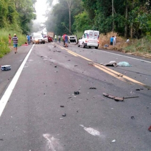 Acidente mata um e deixa quatro feridos na Bahia (Foto: Divulgação/PRF)