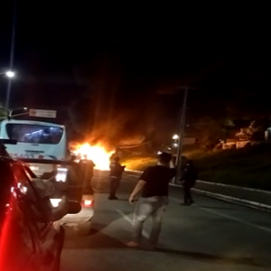 Ônibus é incendiado por criminosos em Fortaleza. (Foto: Reprodução/TV Verdes Mares)