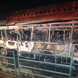 Um dos ônibus incendiados na noite deste sábado em Fortaleza. Coletivo foi atacado na Praça Coração de Jesus, no Centro. (Foto: Reprodução/TV Verdes Mares)
