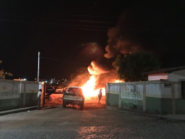 Criminosos incendiaram mais de 50 veículos que estavam apreendidos em terreno na cidade de Cascavel. (Foto: Reprodução/TVM)