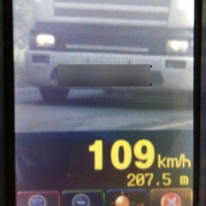 Na PR-317 um caminhoneiro foi flagrado dirigindo a 109 km/h; o limite no trecho é de 80 km/h para caminhões (Foto: Divulgação/PRE)