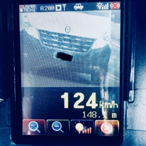 No trecho de Rio de Salto, distrito de Cascavel, PR-180, o radar da PRE registrou um micro-ônibus que trafegava a 124 km/h (Foto: Divulgação/PRE)