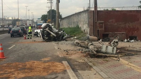 Carro ficou partido após acidente na Fernão Dias (Foto: Abraão Cruz/ Rede Globo)
