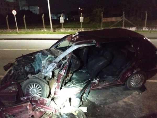 Motorista morre ao bater carro na traseira de ônibus em Curitiba (Foto: Divulgação/RPC)