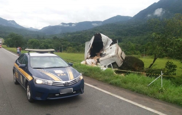 Motorista de caminhão morreu após cabine bater contra uma pedra localizada às margens da BR-376, em Guaratuba (Foto: PRF/Divulgação)