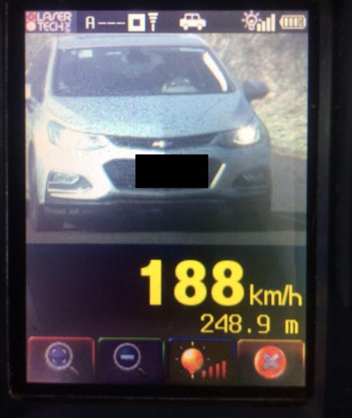Carro foi flagrado a 188 km por hora em trecho com velocidade máxima permitida de 80 km/h no oeste do Paraná (Foto: PRE/Divulgação)