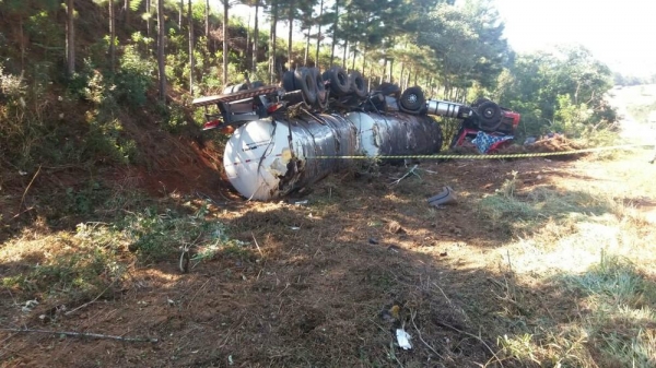 Motorista morreu após caminhão bitrem sair da pista e capotar na PR-466, na região central do Paraná (Foto: PRE-PR/Divulgação)