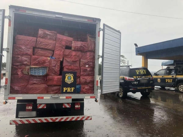 PRF apreende 125 mil maços de cigarros do Paraguai em caminhão na BR-487, em Arauna (Foto: Divulgação/PRF)