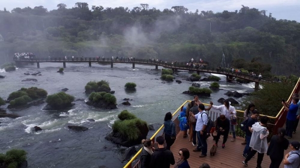 Jeferson Ayabe/Parque Nacional do Iguaçu (Foto: Com queda no movimento, as passarelas das Cataratas do Iguaçu ficaram praticamente vazias durante o feriado)