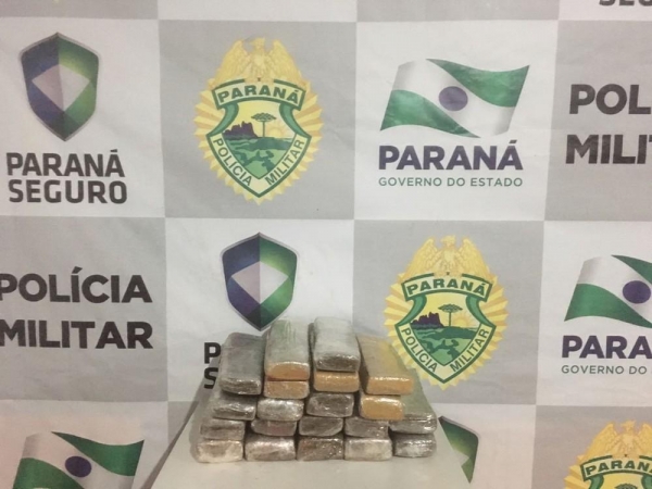 PRE apreendeu 18,9 kg de maconha com a mulher, em Cruzeiro do Oeste (Foto: PRE/Divulgação)