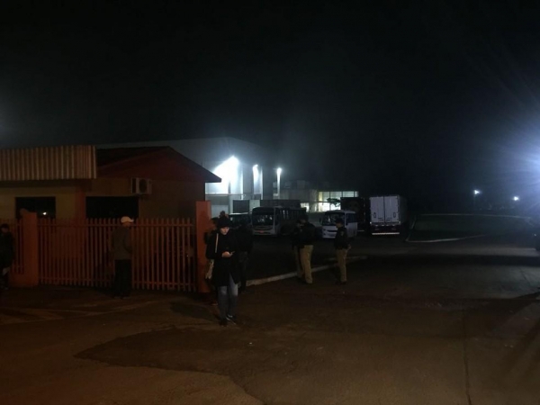 O incêndio no frigorífico de Capanema, no sudoeste do Paraná, começou após a explosão de um digestor, segundo os bombeiros (Foto: Michelli Arenza/RPC)