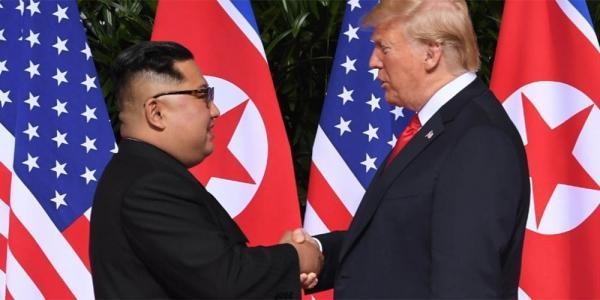 Kim Jong-un e Donald Trump: cumprimeiro histórico (Foto: Reprodução)