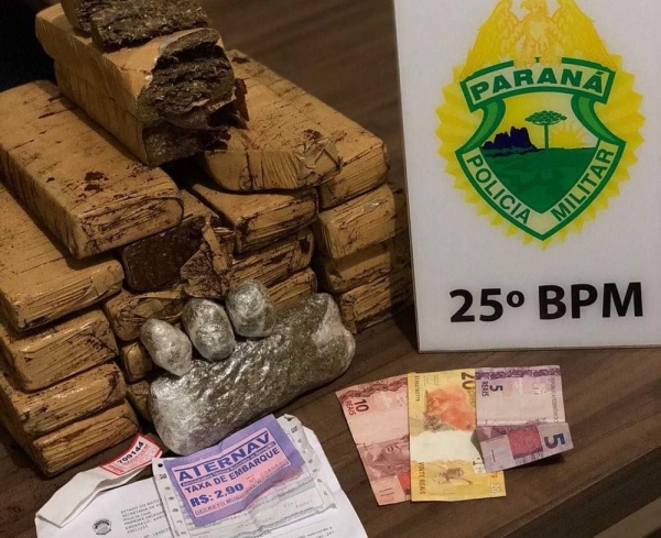 Drogas foram apreendidas em rodoviária de Umuarama (Foto: PM/Divulgação)