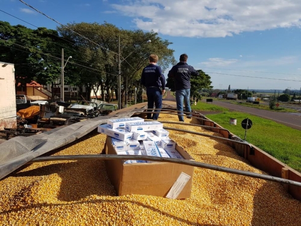O motorista da carreta foi preso em flagrante e encaminhado à delegacia da Polícia Federal em Cascavel (Foto: Receita Federal/Divulgação)