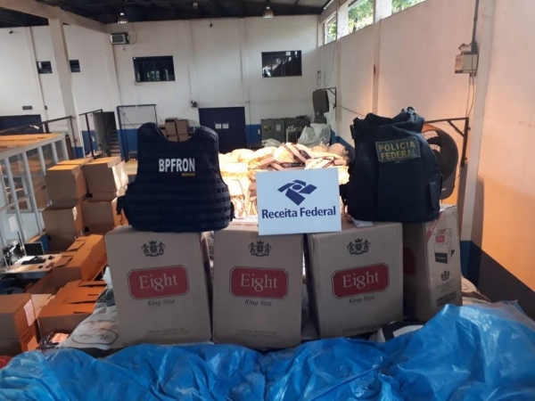 Conforme os documentos apresentados aos policiais e agentes da Receita Federal, a farinha foi carregada em Santa Terezinha de Itaipu e deveria ser levada até São Paulo (SP) (Foto: BPFron/Divulgação)