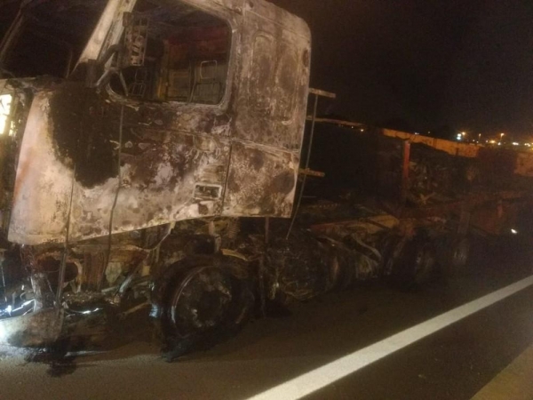 Incêndio atingiu caminhão carregado com materiais recicláveis na PR-445, em Cambé (Foto: PRE/Divulgação)