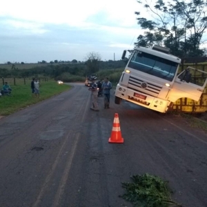 Caminhão transportava frangos e parte da carga caiu para fora da pista, na PR-218, em Mirador (Foto: Polícia Rodoviária Estadual/Divulgação)