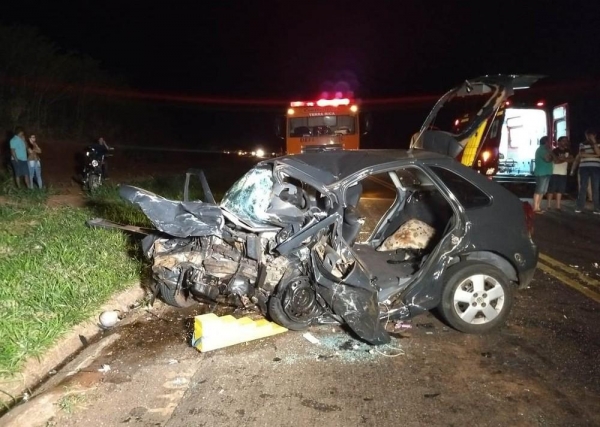 Quatro pessoas morreram e três ficaram feridas em um acidente entre dois carros, na PR-180 (Foto: Katiuscia Reis/RPC Noroeste)