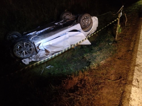 Capotamento mata jovem e deixa dois feridos na BR-153, em Mallet (Foto: Divulgação/PRF)