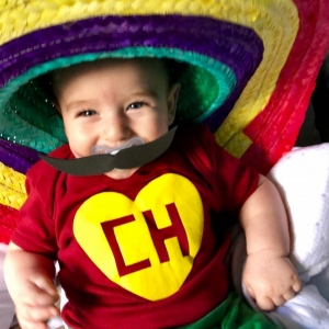 O programa do Chaves representado na camisa da fantasia do Théo (Foto: Arquivo Pessoal)