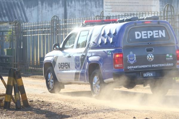 Veículo do Depen na Casa de Custódia de Piraquara: ontem houve tentativa de fuga (Foto: Franklin de Freitas)
