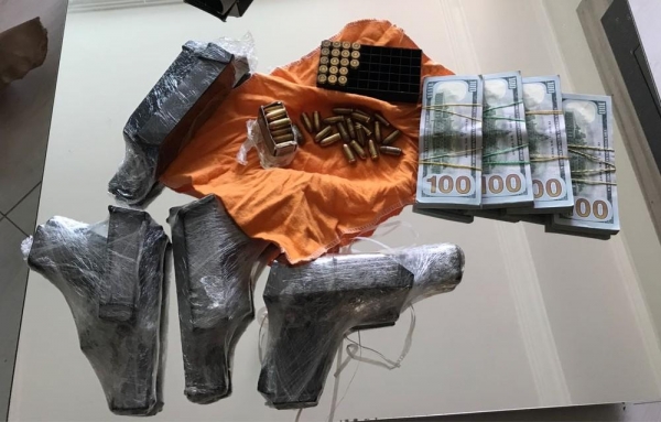 Na ação, foram apreendidos, entre outros, três pistolas, munição e US$ 43 mil e R$ 12 mil escondidos em um sofá (Foto: PF/Divulgação)