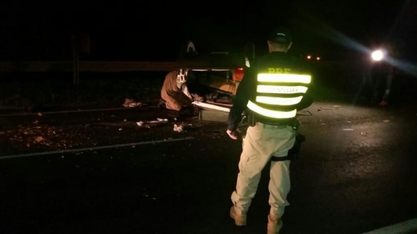Motorista sem habilitação fica gravemente ferido ao capotar carro na BR-376, em Ponta Grossa (Foto: Divulgação/PRF)
