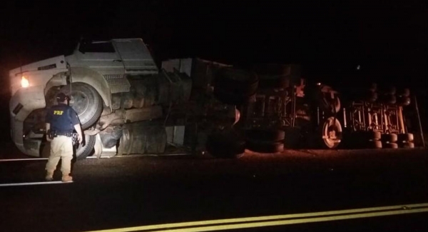 Depois de tombar caminhão, PRF prende motorista por dirigir embriagado em Ponta Grossa (Foto: Divulgação/PRF)