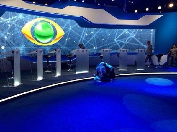 A Band Paraná definiu ontem com representantes dos partidos o modelo de funcionamento do primeiro debate na TV entre os candidatos ao governo do estado, que tradicionalmente é realizado pela emissora e será na próxima quinta-feira, 16 de agosto, das 22h até 0h30. Haverá transmissão simultânea na rádio BandNews FM, na TV Tarobá no interior do estado e nas redes sociais da Band.  Foram considerados aptos ao debate pela emissora os candidatos de coligações com pelo menos cinco parlamentares no Congresso Nacional, conforme ordena a lei eleitoral. Dos dez candidatos, seis se enquadram e todos confirmaram participação: a governadora Cida Borghetti (PP); o deputado estadual Ratinho Junior (PSD); o deputado federal João Arruda (MDB); o ex-deputado federal Doutor Rosinha (PT); o servidor público Professor Luiz Piva (PSOL); e o advogado e jornalista Ogier Buchi (PSL).  O debate será mediado pelo jornalista Douglas Santucci e terá cinco blocos. O primeiro será aberto com a apresentação dos candidatos – cada um terá 30 segundos para responder à pergunta “Por que você merece o voto dos paranaenses?”. A seguir acontece a primeira série de perguntas entre os candidatos. Cada um poderá fazer uma pergunta e responder quantas vezes for solicitado. O segundo, terceiro e quartos blocos novamente terão uma série de perguntas entre os candidatos idêntica ao primeiro bloco.  O quinto e último bloco terá, além da última série de perguntas, um minuto para as considerações finais. Será permitido aos candidatos levarem papéis e aparelhos eletrônicos, como tablets, ao púlpito.  1º Bloco  Apresentação: 30 segundos para cada candidato. Série de perguntas entre os candidatos: cada um poderá perguntar uma vez e responder quantas vezes for solicitado.  2º, 3º e 4º bloco  - Cada um com uma série de perguntas entre os candidatos como a do 1º bloco, com 30 segundos para pergunta, 1 minuto e 30 segundos para a resposta, além de um minuto para a réplica e outro para a tréplica.  5º blobo  - Quinta e última série de perguntas, idêntica às dos blocos anteriores.  - Considerações finais com um minuto para cada candidato.  LEIA TAMBÉM