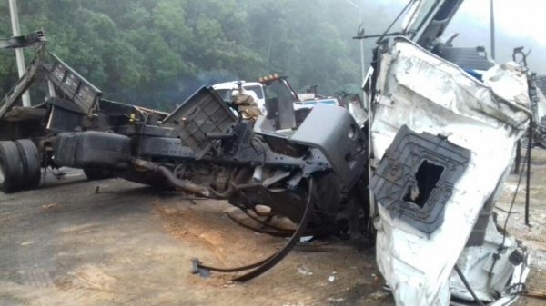 Caminhão bate contra mureta e deixa dois feridos na BR-376, em Guaratuba (Foto: Divulgação/PRF)