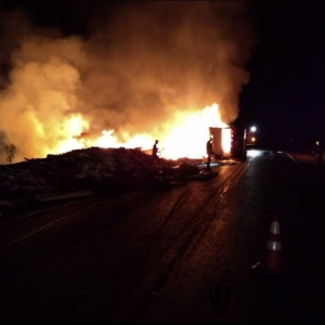 Incêndio em caminhão, na PR-151, foi controlado durante a madrugada, em Jaguariaíva (Foto: Felipe Medeiros)