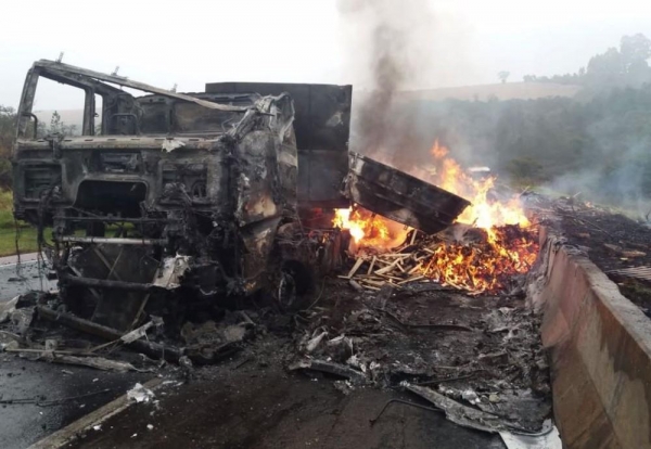 Caminhão carregado com madeira tomba e pega fogo na PR-151 (Foto: Divulgação/PRE)