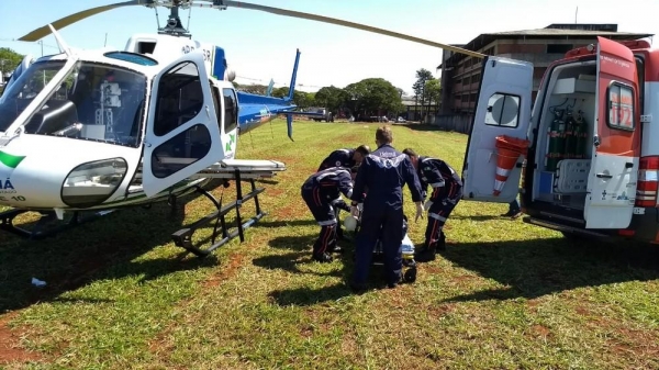 Vítima de ataque de abelhas em Marialva foi levada pelo helicóptero do Samu para o HU de Maringá (Foto: William Souza/RPC)
