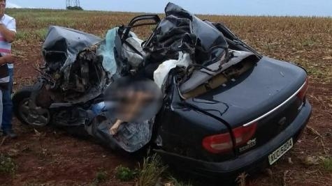 O carro ficou completamente destruído. (Foto: CGN)