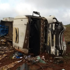 Motorista do caminhão perdeu o controle da direção ao tentar desviar de um carro que fazia uma ultrapassagem proibida — Foto: Alberto D\'angele/RPC