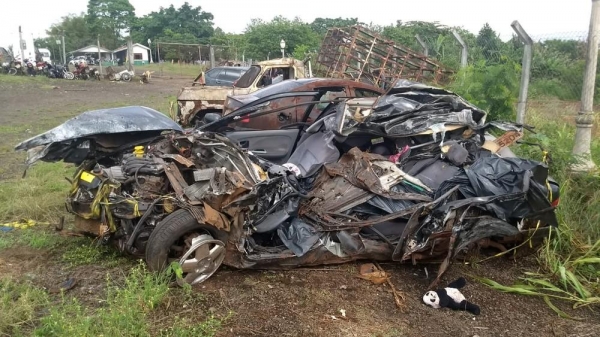 Carro onde estavam as vítimas ficou completamente destruído — Foto: Alberto D\'angele/RPC